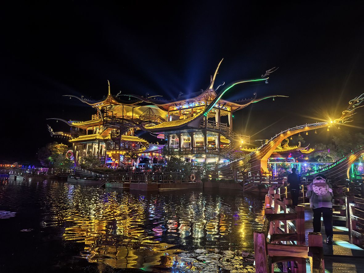 夜幕下的水上灯光秀,融合科技的运动新体验的简单介绍 夜幕下的水上灯光秀,融合科技的运动新体验的简单介绍