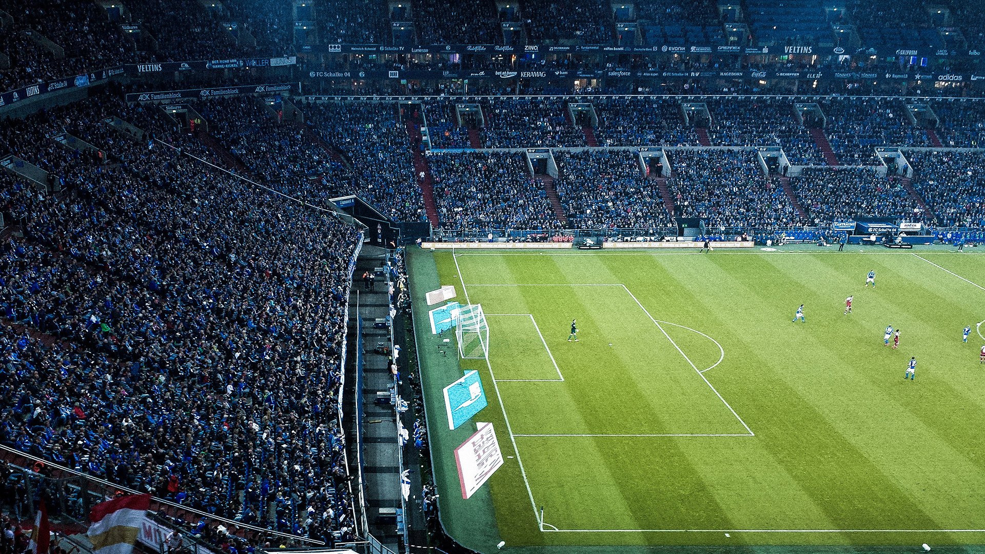 九游网游官网-英超终极对决：激烈比拼引爆现场气氛，英超中场